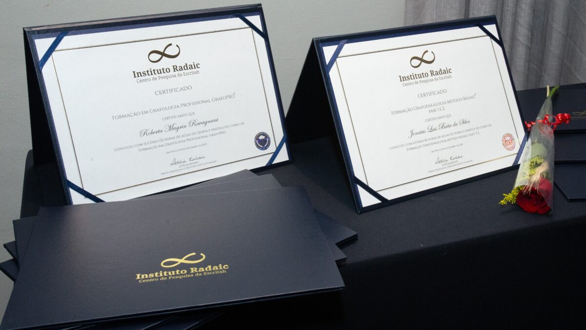 Certificado do curso de grafologia Método Radaic®, garantindo formação profissional completa.