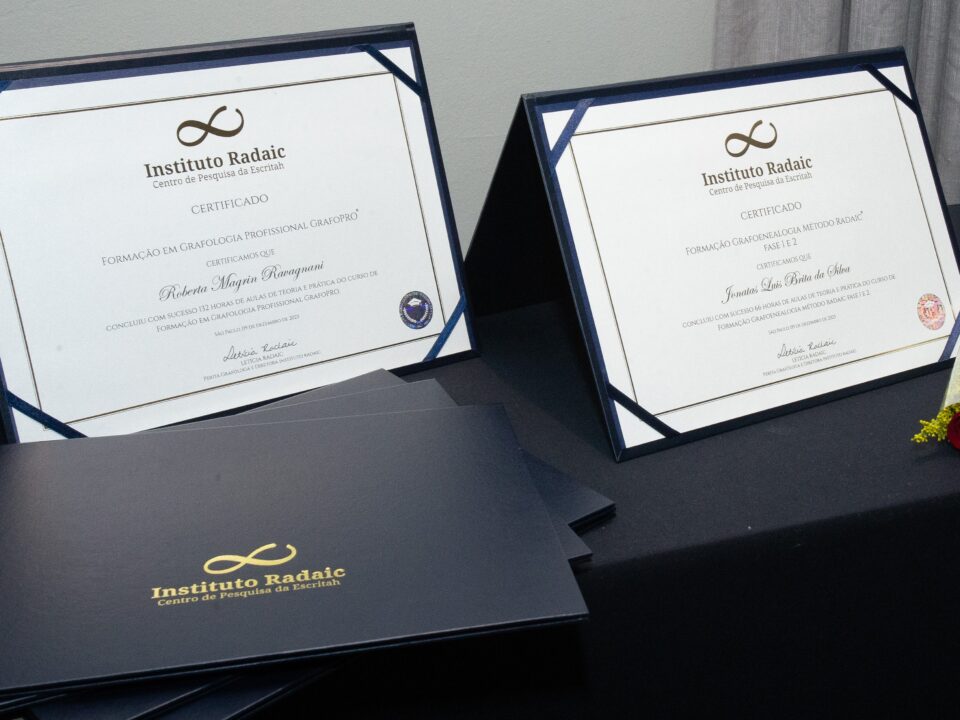 Certificado do curso de grafologia Método Radaic®, garantindo formação profissional completa.