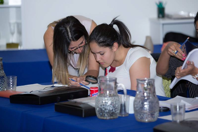 Aluno do Instituto Radaic recebendo supervisão na análise grafológica durante o programa Grafo Mão na Massa.